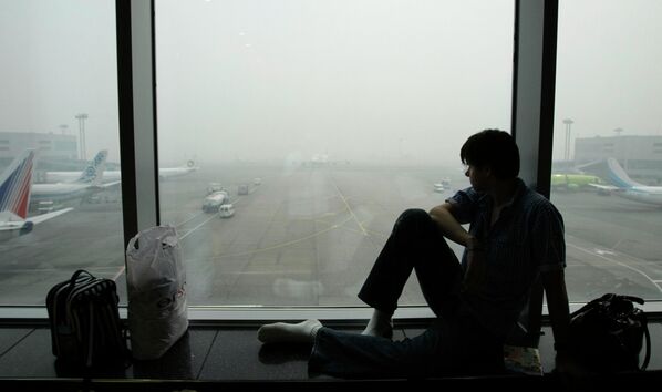 Пассажир в терминале аэропорта Домодедово во время смога