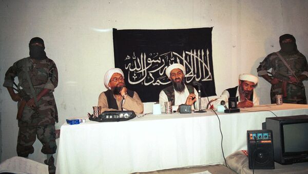 Лидер Аль-Каиды Усама бен Ладен в окружении своих помощников и телохранителей вооруженных на встрече в Афганистане. Архив