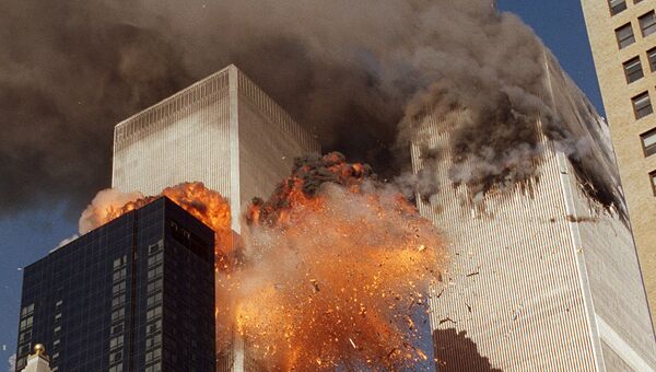 Башни Всемирного торгового центра во время теракта 11 сентября 2001 в США. Архивное фото