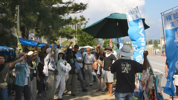 Протестующие палаточного лагеря напротив базы в Хэноко