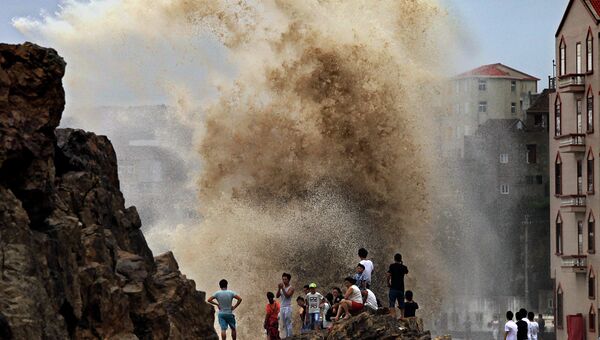 Жители провинции в Китае наблюдают за огромными волнами, вызванными тайфуном. Август 2015