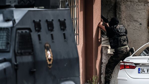 Сотрудники полиции Турции на месте теракта в Стамбуле