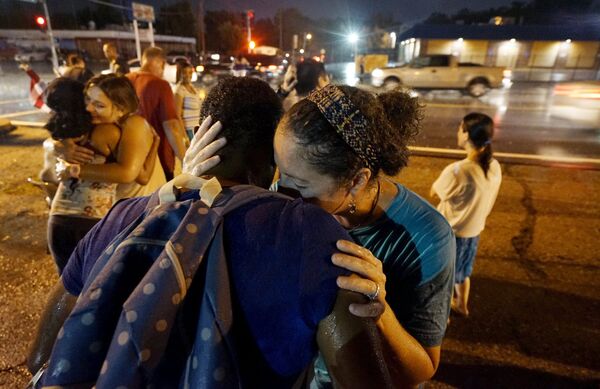 Женщины обнимают друг друга во время протестов в Фергюсоне, США