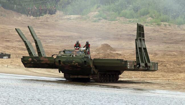 Военнослужащие инженерных войск наводят мост через водную преграду. Архивное фото