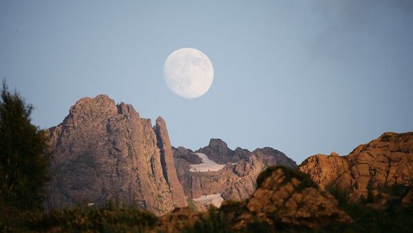 Восход полной луны. Северные склоны горного массива Чадым