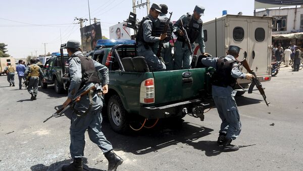 Военные на месте взрыва на въезде в аэропорт Кабула