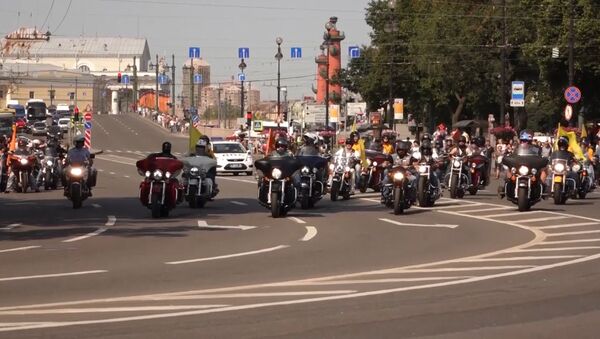 Тысячи байкеров промчались по Петербургу во время мотопарада Harley Days