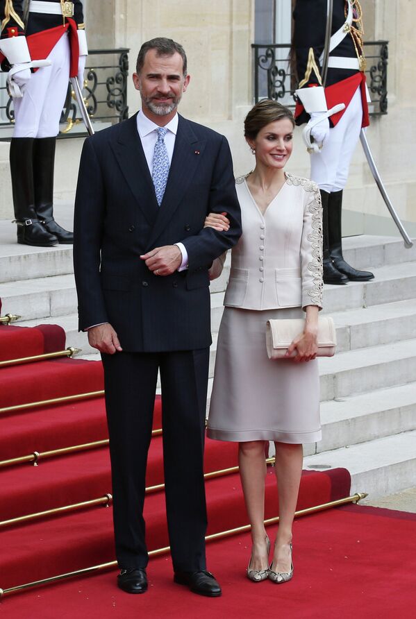 Король Испании Фелипе VI и королева Летиция после встречи с президентом Франции Франсуа Олландом в Париже