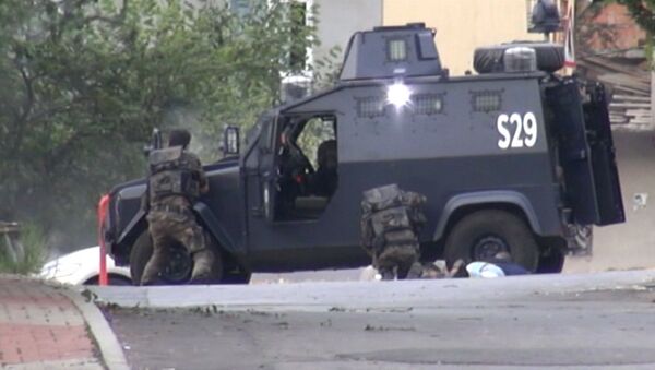 Кадры перестрелки полицейских с неизвестными на месте теракта в Стамбуле
