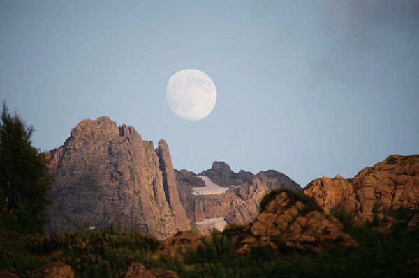 Восход полной луны. Базовый лагерь. Северные склоны горного массива Чадым