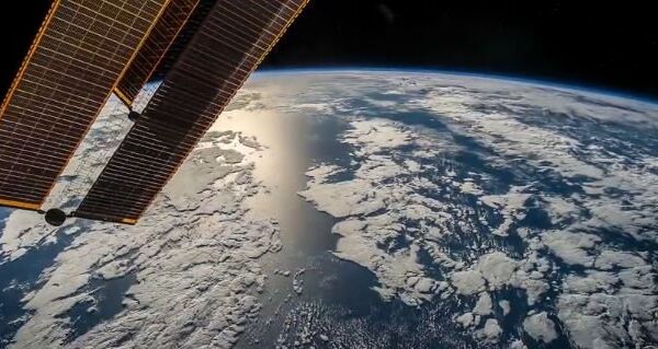 Тихий океан в лучах солнца: вид из космоса