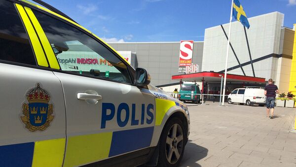 Полиция возле магазина IKEA, в шведском городе Вестерос на который было совершено нападение