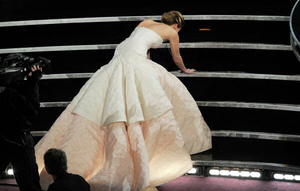 Актриса Дженнифер Лоуренс оступилась на церемонии Оскар