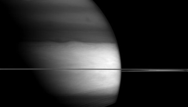 Изображение Сатурна, полученное широкоугольной камерой космического зонда Кассини с применением инфракрасного фильтра