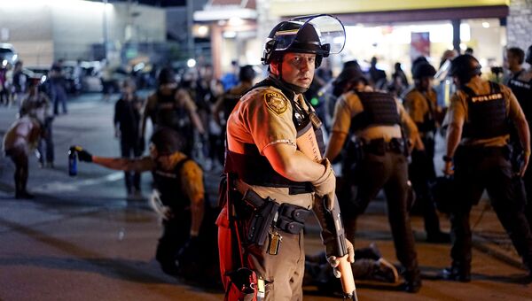 Полиция во время беспорядков в Фергюсоне, США