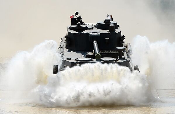Самоходная 120-мм минометная установка PLL-05 команды министерства обороны Китая во время конкурса минометных расчетов Мастера артиллерийского огня