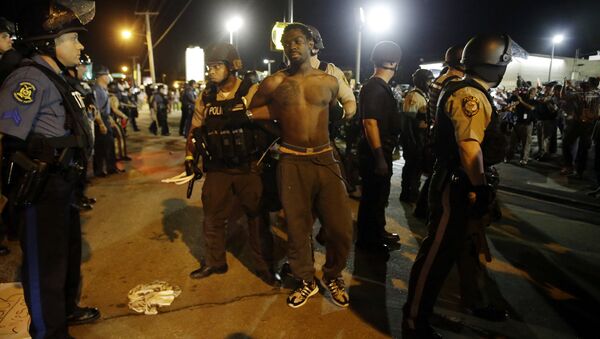 Полиция проводит задержания во время протеста в городе Фергюсон, США. 10 августа 2015.