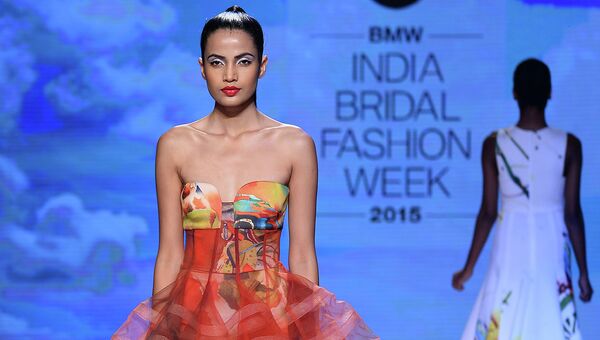 Показ коллекции Gauri and Nainika во время недели свадебной моды в Индии. Август 2015