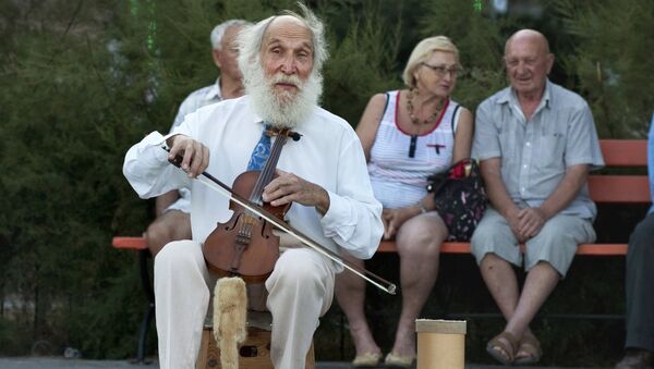Уличный музыкант в Крыму. Архивное фото