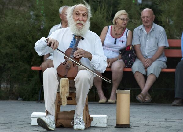 Уличный музыкант на набережной Алушты в Крыму