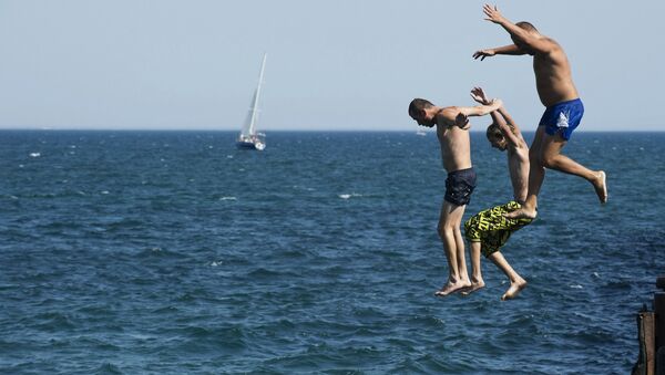 Мужчины прыгают в Черное море в городе Евпатория. Архивное фото