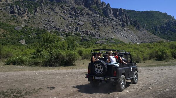 Туристы на экскурсии в джипе в окрестностях горы Демерджи в Крыму
