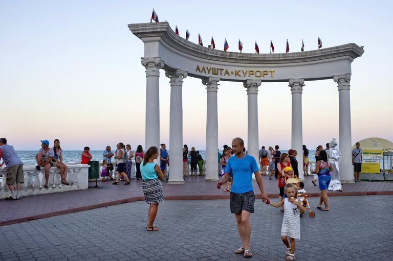 Отдыхающие на площади возле ротонды в городе Алушта