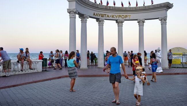 Отдыхающие на площади возле ротонды в городе Алушта. Архивное фото