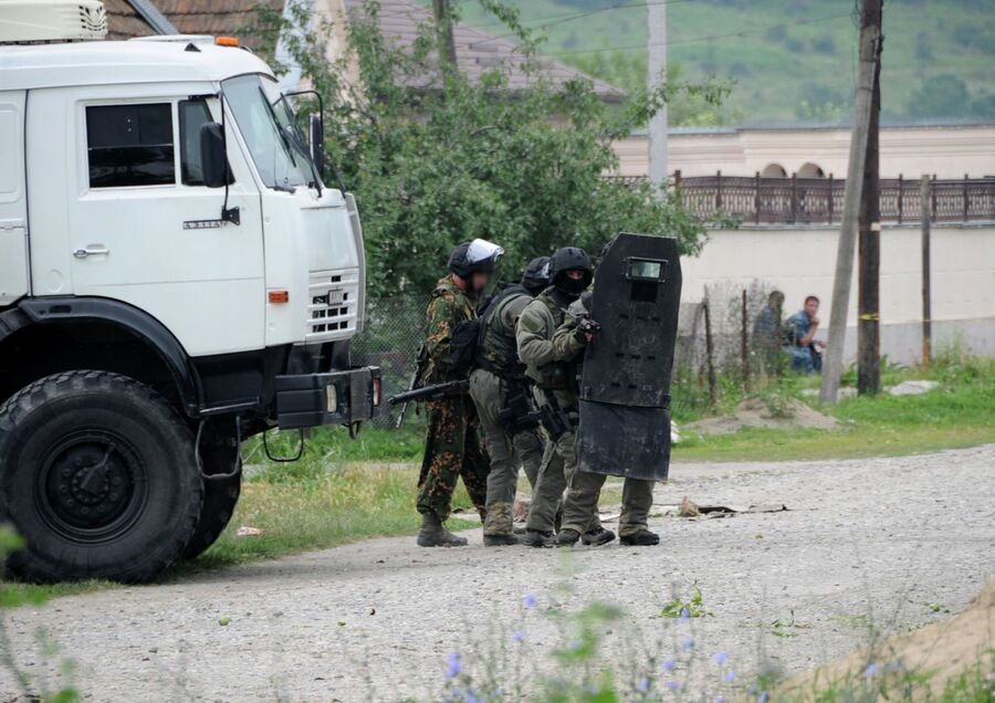 Сотрудники силовых структур во время проведения спецоперации по ликвидации боевиков