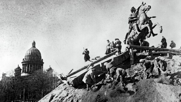 Работа по сохранению памятника Петру I в блокадном Ленинграде