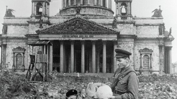 Урожай капусты на огороде у Исаакиевского собора во время блокады Ленинграда