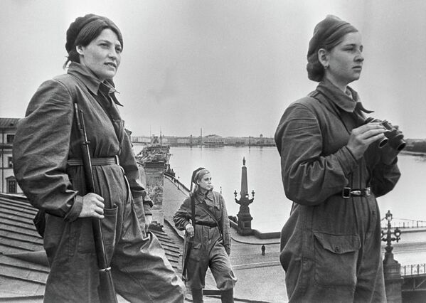 Девушки-бойцы на боевом дежурстве во время блокады Ленинграда