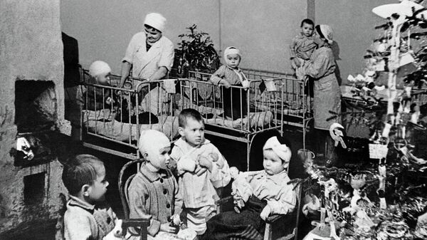 Празднование Нового года в детской больнице блокадного Ленинграда