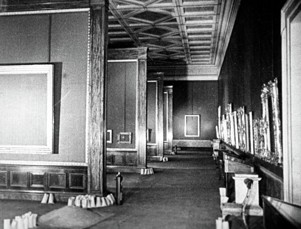 Пустые залы Государственного Эрмитажа во время блокады