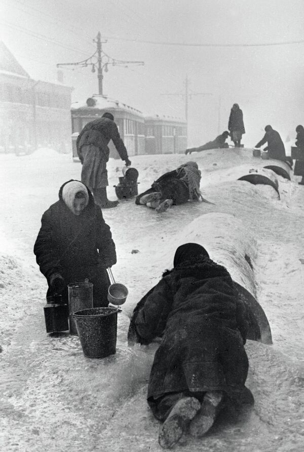 Жители блокадного Ленинграда набирают воду из разбитого водопровода