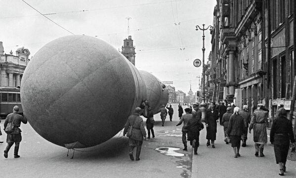 Установка аэростата воздушного заграждения в Ленинграде в дни блокады