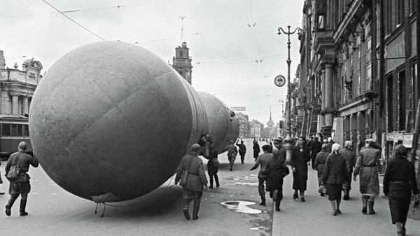 Установка аэростата воздушного заграждения в Ленинграде в дни блокады