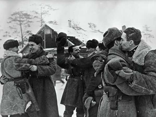 Встреча бойцов двух фронтов во время блокады Ленинграда