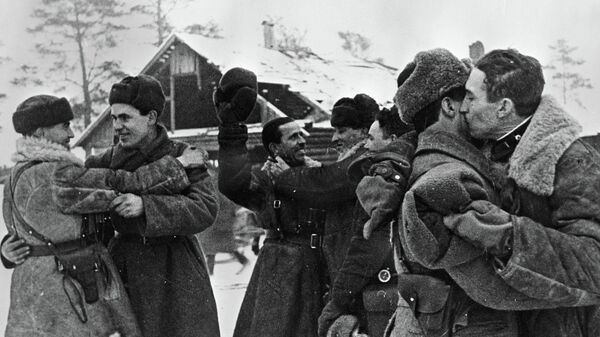 Встреча бойцов двух фронтов во время блокады Ленинграда