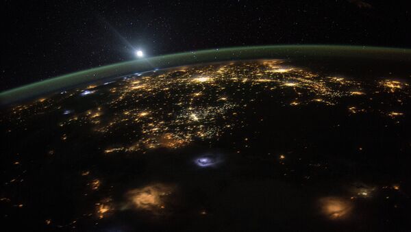 Астронавт сфотографировал с борта МКС восход Солнца над Землей