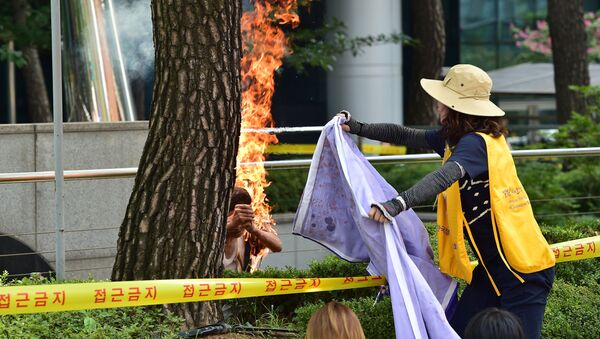 Мужчина совершил попытку самосожжения перед посольством Японии в Сеуле