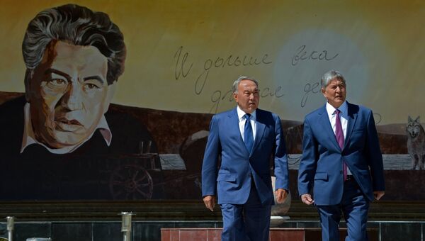 Нурсултан Назарбаев и Алмазбек Атамбаев во время церемонии отмены таможенного контроля на киргизско-казахстанском участке госграницы