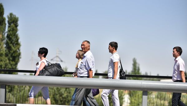 Пешеходы пересекают границу Киргизии и Казахстана