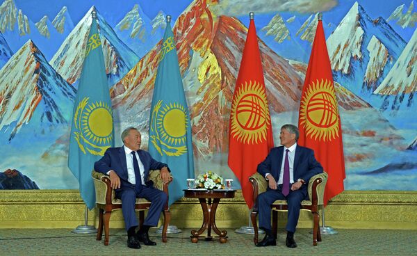 Нурсултан Назарбаев и Алмазбек Атамбаев во время церемонии отмены таможенного контроля на киргизско-казахстанской границе