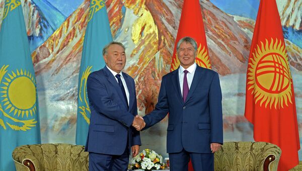 Нурсултан Назарбаев и Алмазбек Атамбаев во время церемонии отмены таможенного контроля на киргизско-казахстанской границе