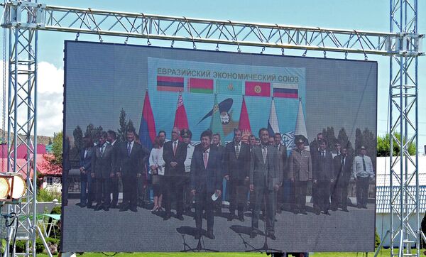 Телемост во время церемонии отмены таможенного контроля на киргизско-казахстанской границе