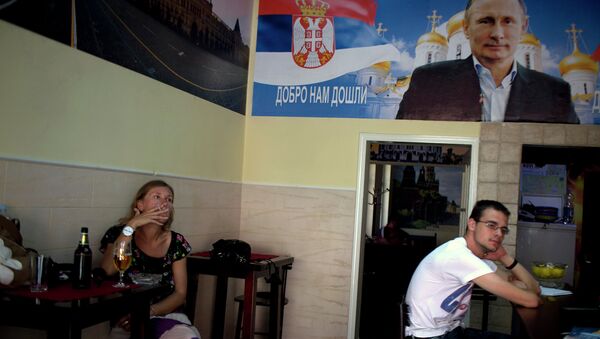 Плакат с изображением Владимира Путина в кафе города Нови-Сад, Сербия. Архивное фото