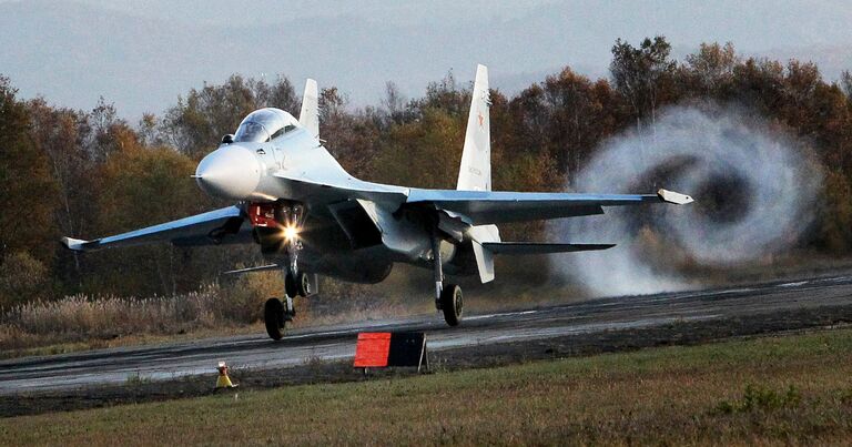 Новый многоцелевой истребитель Су-30 М2 совершает посадку на военном аэродроме Центральная Угловая в Приморском крае