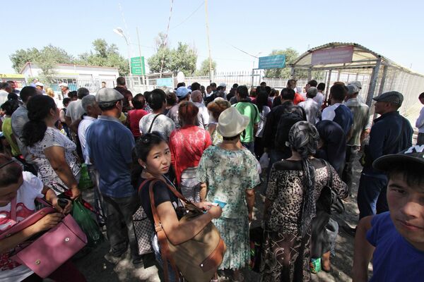 Люди в очереди на контрольно-пропускном пункте Ак-Жол на границе Киргизии и Казахстана