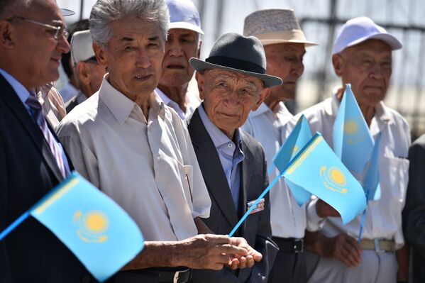 Жители Казахстана на церемонии отмены таможенного контроля на контрольно-пропускном пункте Ак-Жол на границе Киргизии и Казахстана